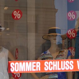 Ein Schaufenster mit der Aufschrift 'Sommerschlussverkauf'.